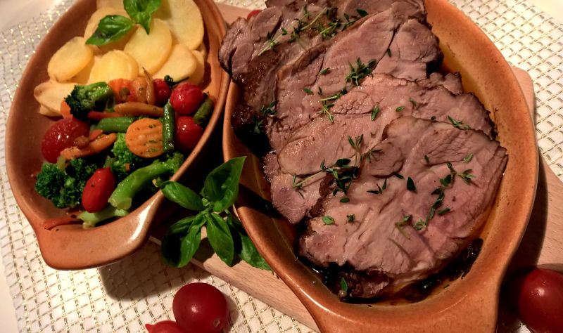 Karkówka pieczona na winie, z tymiankiem i cebulką Karkówka pieczona na winie, z tymiankiem i cebulką