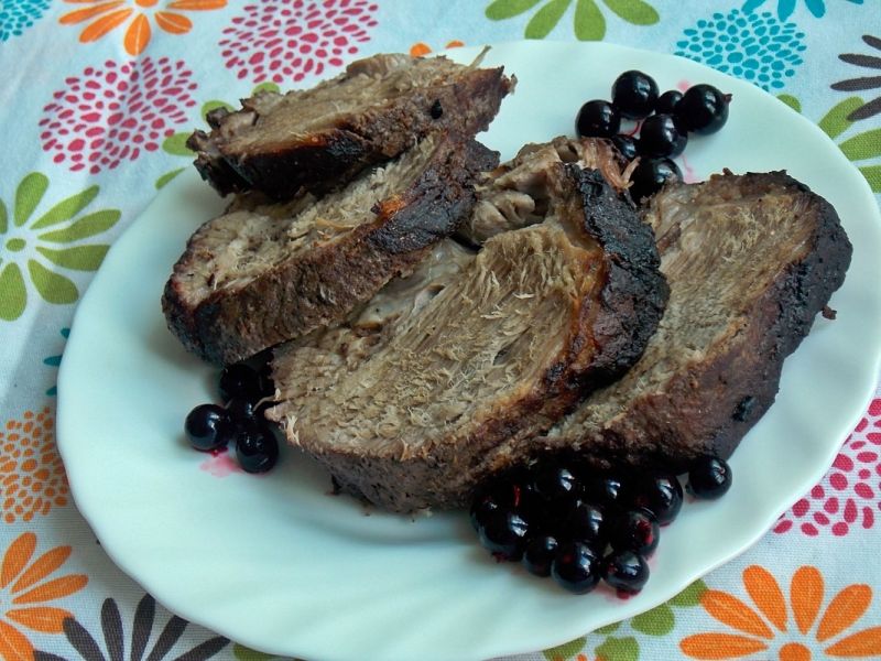 Karkówka pieczona w czarnej porzeczce