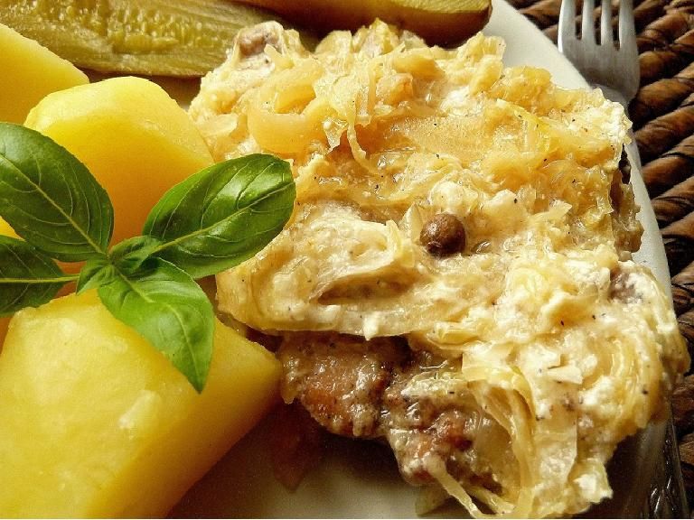 Karkówka pieczona w kiszonej kapuście z śmietaną