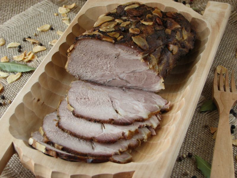 Karkówka pieczona w płatkach czosnku