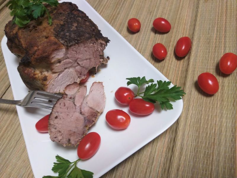 Karkówka pieczona w soli