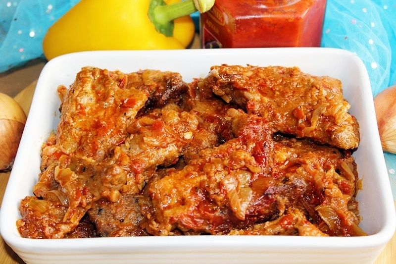 Karkówka pieczona z cebulą i ajvarem Karkówka pieczona z cebulą i ajvarem