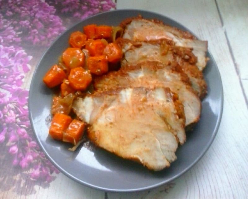 Karkówka pieczona z marchewką