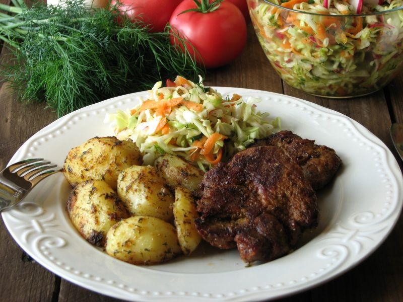 Karkówka pieczona z młodymi ziemniakami