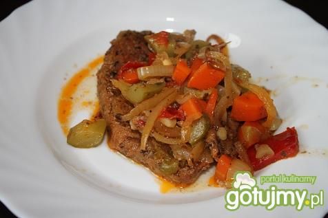 Karkówka pieczona z warzywami 