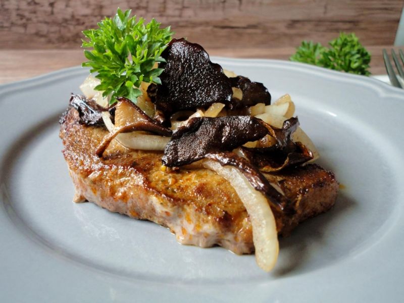 Karkówka pod leśnymi grzybami Karkówka pod leśnymi grzybami