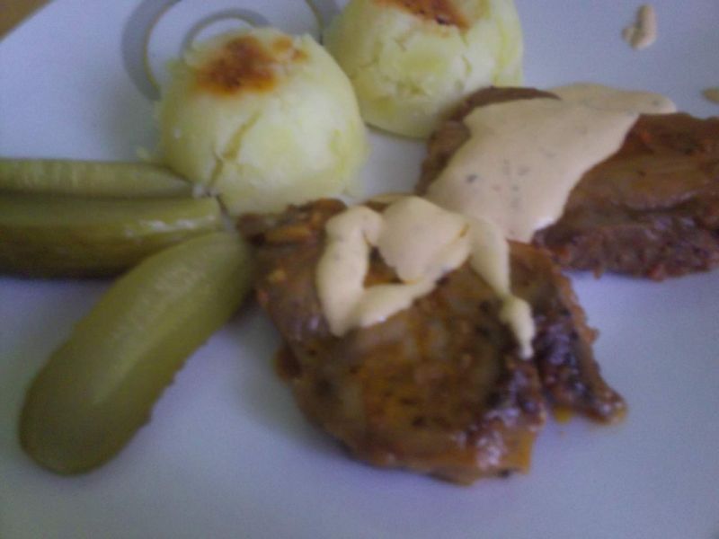 Karkówka podana z sosem czosnkowym