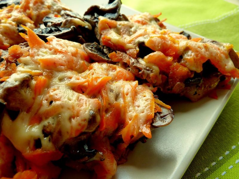 Karkówka przykryta marchewkową pierzynką Karkówka przykryta marchewkową pierzynką