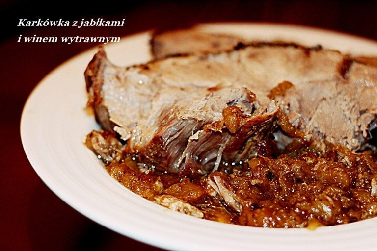 Karkówka w jesiennej scenerii z winem, jabłuszkami Karkówka w jesiennej scenerii z winem, jabłuszkami