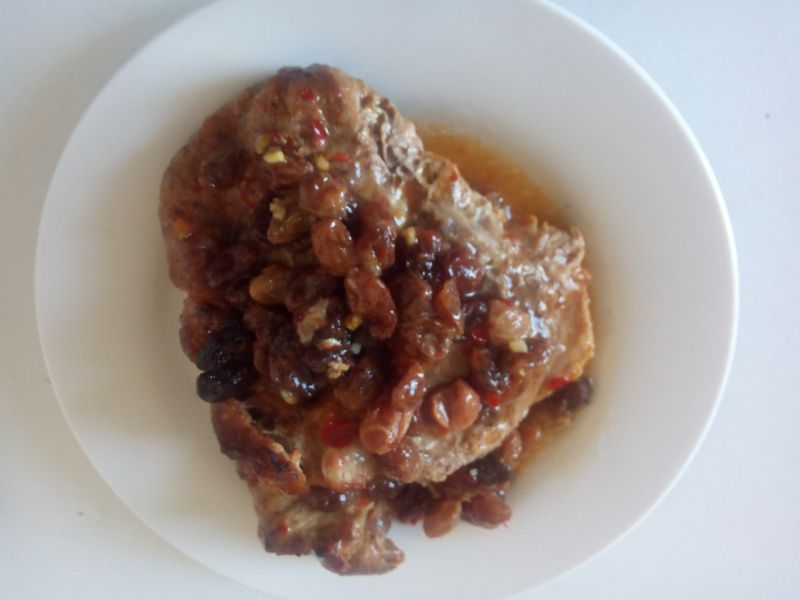 Karkówka w marynacie słodko kwaśnej z rodzynkami Karkówka w marynacie słodko kwaśnej z rodzynkami