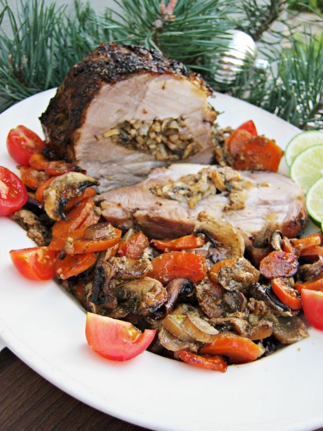 Karkówka w miodzie nadziana cebulą i pieczarkami Karkówka w miodzie nadziana cebulą i pieczarkami