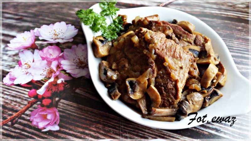 Karkówka w pieczarkach z imbirem i kurkumą Karkówka w pieczarkach z imbirem i kurkumą