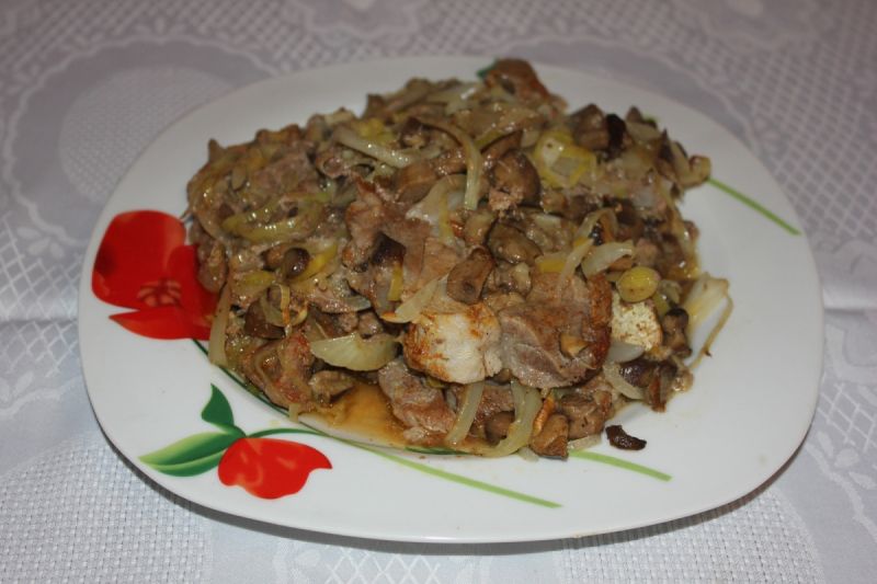 Karkówka w sosie cebulowo-grzybowym 