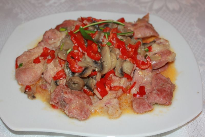 Karkówka w sosie pieczarkowym  Karkówka w sosie pieczarkowym