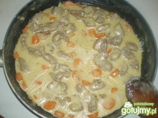 Karkówka w sosie śmietanowym z marchewką