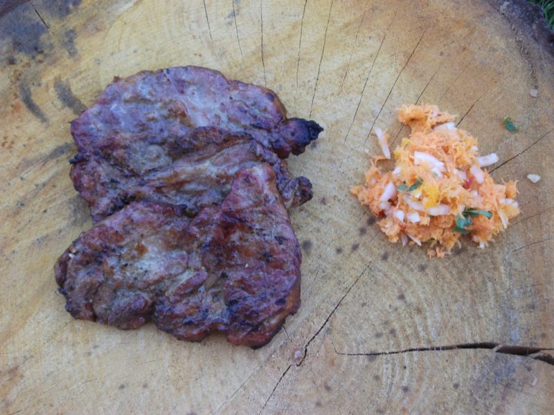 Karkówka w sosie sojowym z sałatką z marchewki     Karkówka w sosie sojowym z sałatką z marchewki