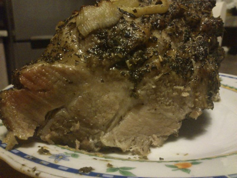 Karkówka w ziołach prowansalskich w cebuli