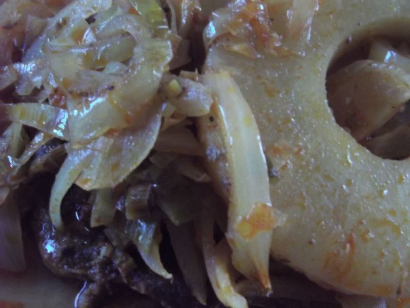 Karkówka z ananasem, cebulą i porem