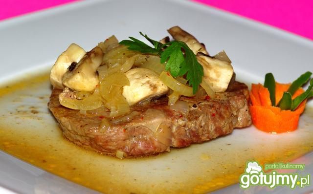 Karkówka z cebulą i pieczarkami