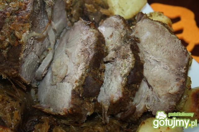Karkówka z cebulką na kapuście Karkówka z cebulką na kapuście