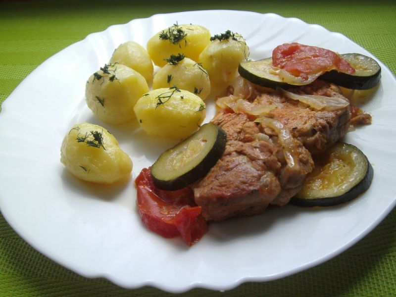 Karkówka z cukiną i pomidorami