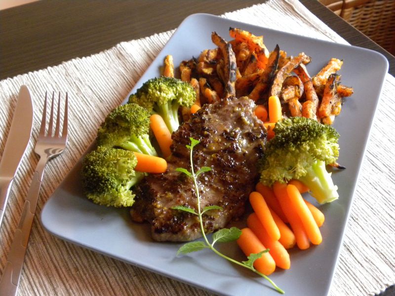 Karkówka z czarnej świni  z frytkami z batatów