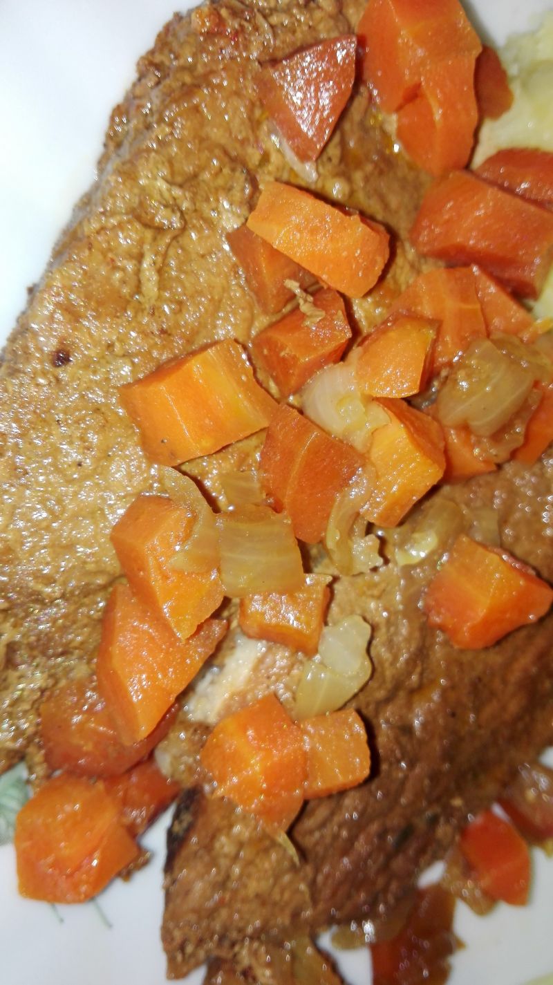 Karkówka z dodatkiem marchwi i cebuli