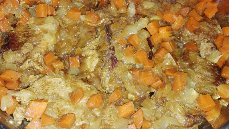 Karkówka z dodatkiem marchwi i cebuli