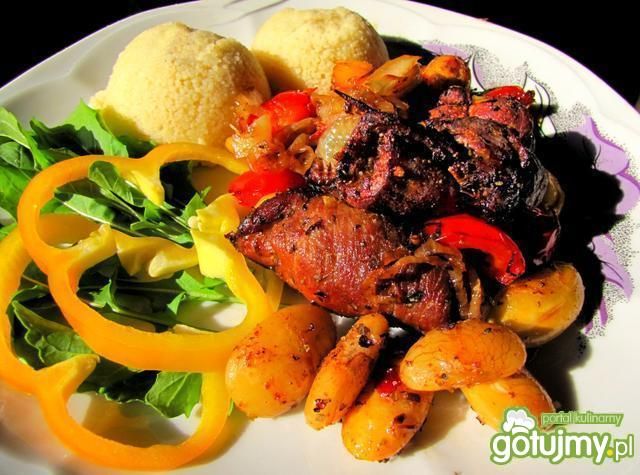 Karkówka z fasolą, papryką i kuskus 