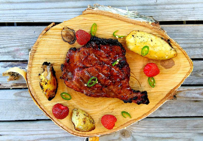 Karkówka z grilla w marynacie truskawkowej Karkówka z grilla w marynacie truskawkowej