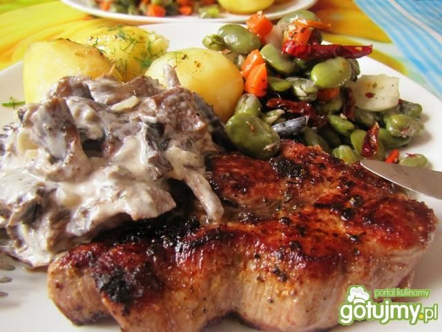 Karkówka z grzybkami i sałatka z bobu. Karkówka z grzybkami i sałatka z bobu.