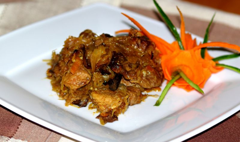 Karkówka z kapustą i grzybami