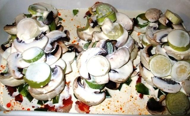 Karkówka z papryką, porem i pieczarkami