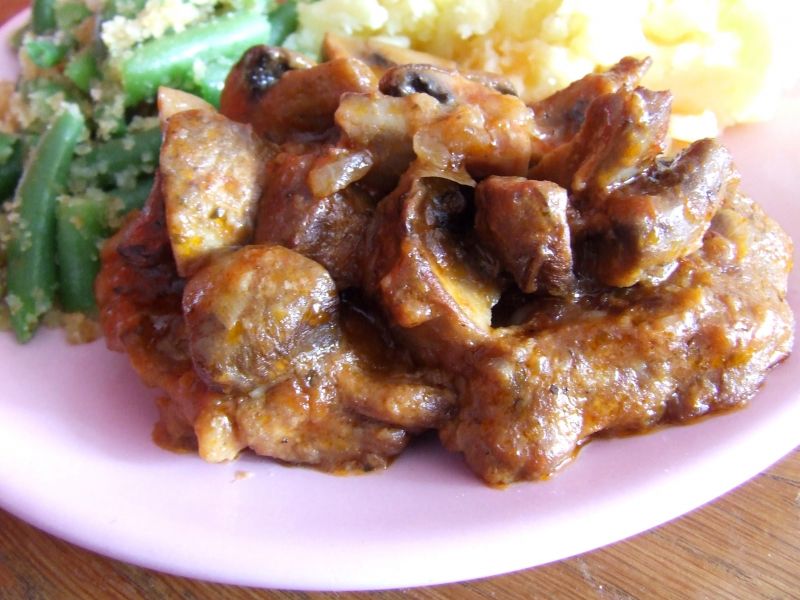 Karkówka z pieczarkami i cebulką Karkówka z pieczarkami i cebulką