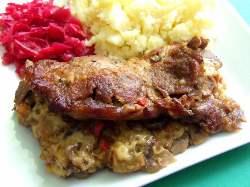 Karkówka z pieczarkami i papryką Karkówka z pieczarkami i papryką