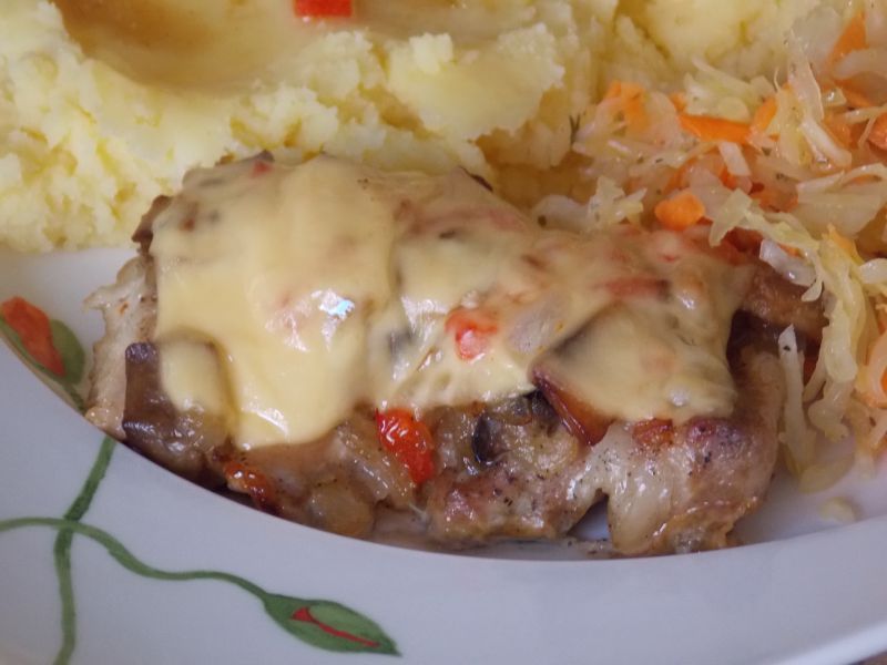 Karkówka z pieczarkami i papryką