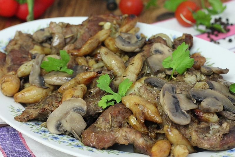Karkówka z pieczarkami i topinamburem Karkówka z pieczarkami i topinamburem