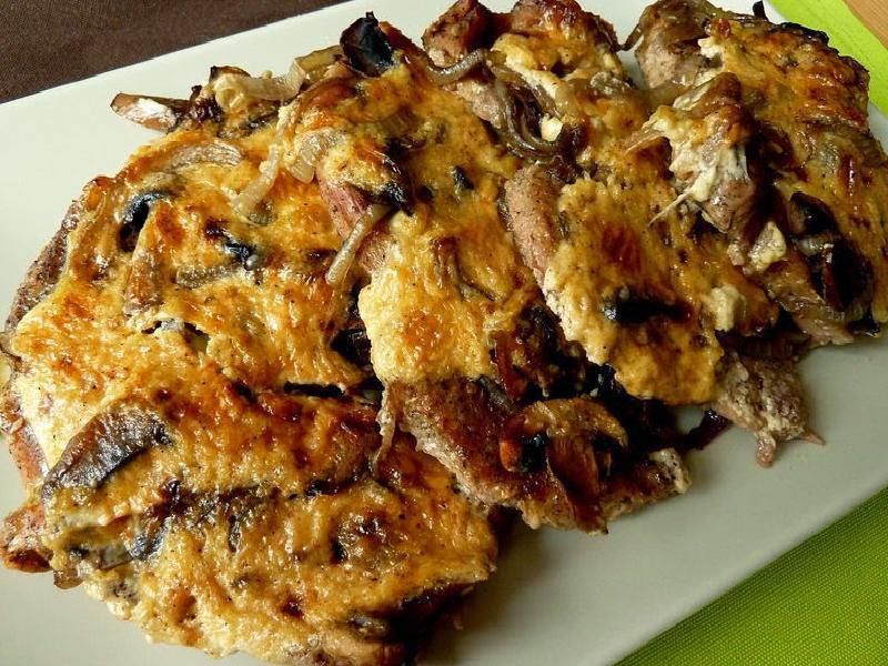 Karkówka z pieczarkami zapiekana w majonezie Karkówka z pieczarkami zapiekana w majonezie