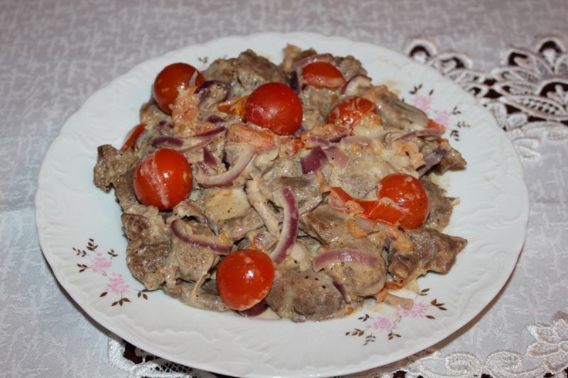 Karkówka z pomidorkami koktajlowymi 