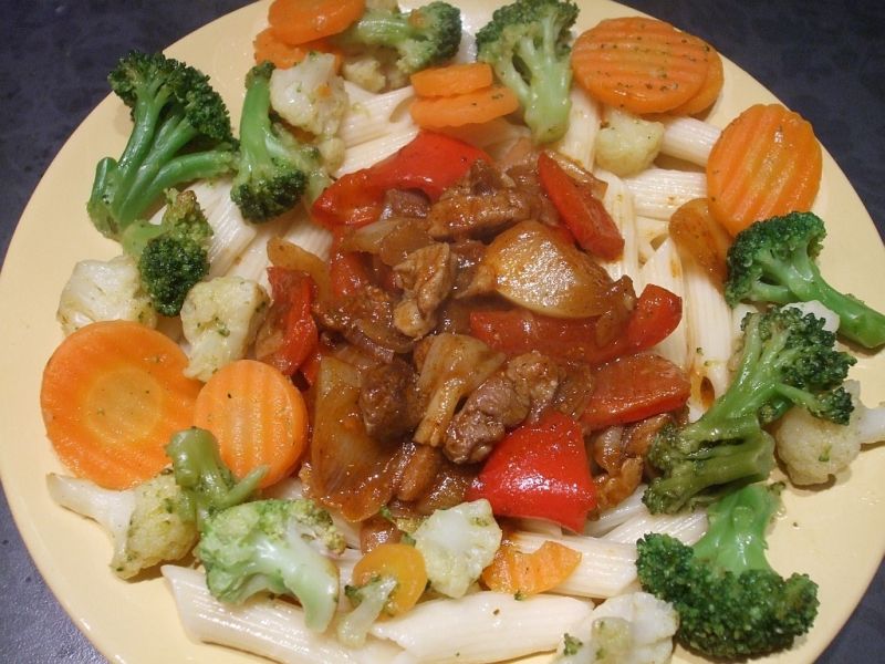 Karkówka z warzywami na makaronie Karkówka z warzywami na makaronie