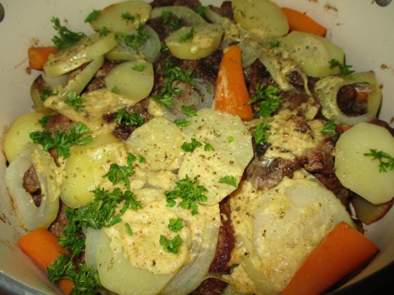 Karkówka z warzywami w majonezowym sosie