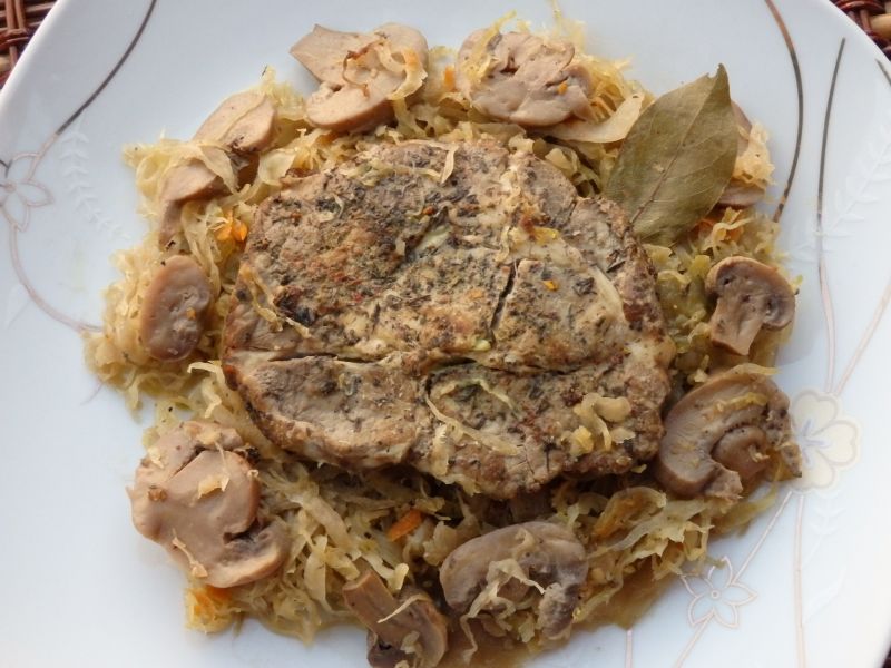 Karkówka zapiekana w kapuście kiszonej  Karkówka zapiekana w kapuście kiszonej