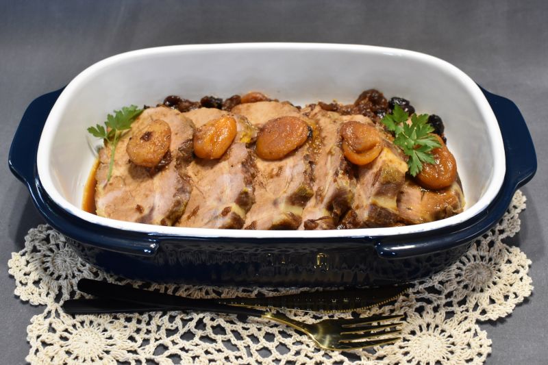 Karkówka z żurawiną i morelami