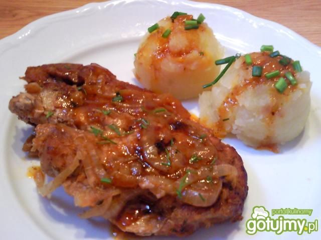 Karkówka zapiekana w cebulce