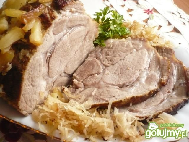 Karkówka zapiekana w kapuście