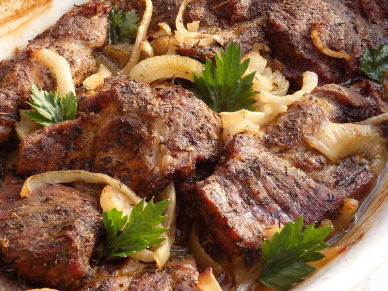 Karkówka zapiekana z cebulą