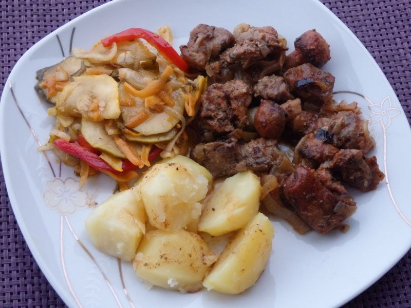 Karkówka zapiekana z pieczarkami