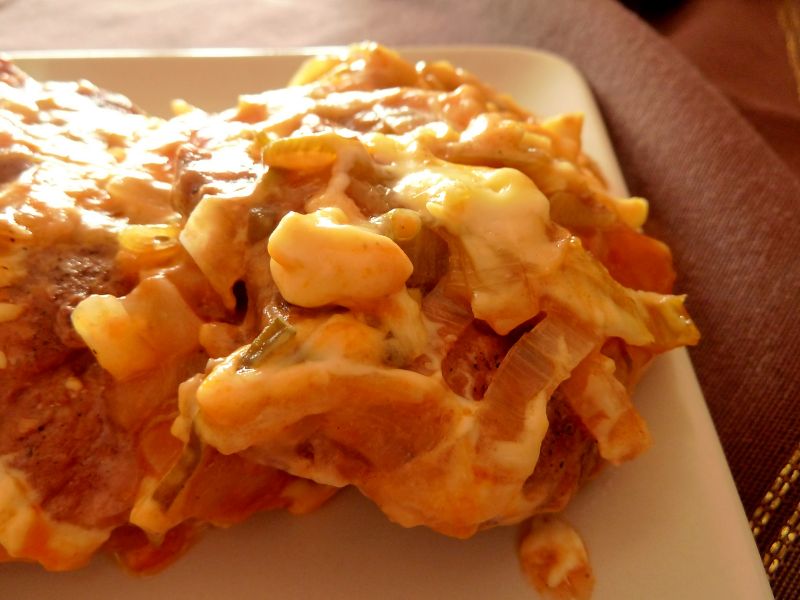 Karkówka zapiekana z porem w ketchupie i majonezie