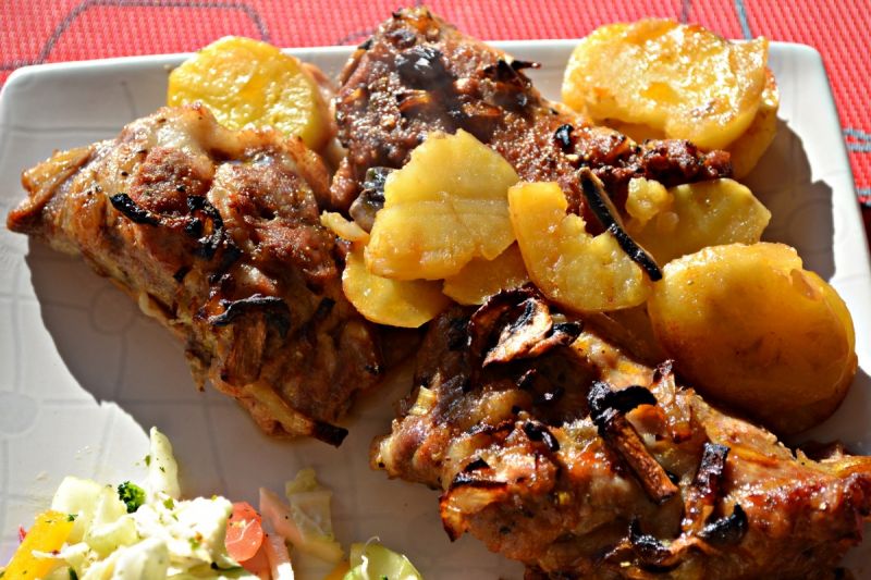 Karkówka zapiekana z ziemniaki i pieczarkami