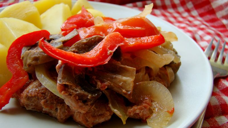 Karkówka zapiekana ze świeżymi pomidorami